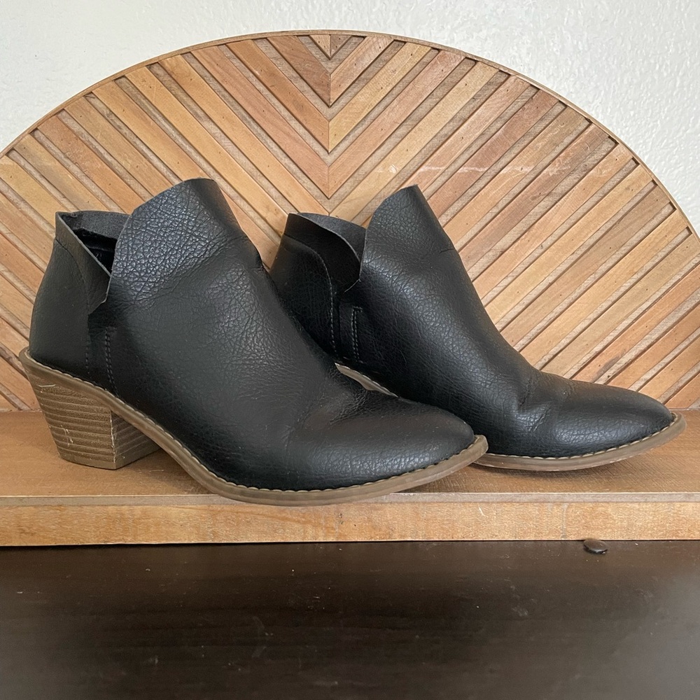 Universal Thread booties, size 7.5.